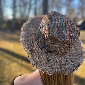 Hampasolhatt • Unisex flerfärgad strandhatt • Hippiehatt Naturlig sommarhatt Miljövänlig hatt Stråhatt Randig bohohatt bild 11