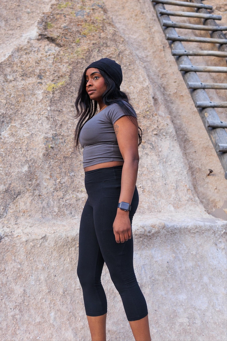 Hemp Capri Leggings with Pockets – Women’s Eco Friendly Yoga Pants, Natural Fiber Athletic Activewear Cropped legging Black