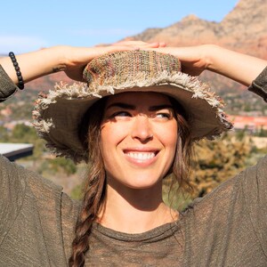 Hampasolhatt • Unisex flerfärgad strandhatt • Hippiehatt Naturlig sommarhatt Miljövänlig hatt Stråhatt Randig bohohatt bild 6