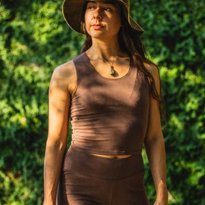 Athletic Sports Top Hemp Cotton Blend Workout Clothing Natural Fabric Design Minimalist Style Tank Eco Friendly Material Breathable Yoga Wear Crop Length Fashion Sustainable Activewear Practice Comfortable Fit Stretchy Material Quality