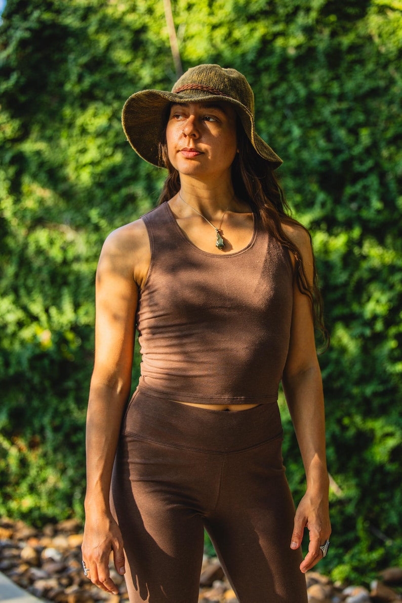 Athletic Sports Top Hemp Cotton Blend Workout Clothing Natural Fabric Design Minimalist Style Tank Eco Friendly Material Breathable Yoga Wear Crop Length Fashion Sustainable Activewear Practice Comfortable Fit Stretchy Material Quality