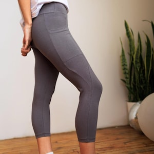 Hemp Capri Leggings with Pockets – Women’s Eco Friendly Yoga Pants, Natural Fiber Athletic Activewear Cropped legging Gray