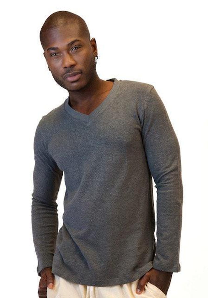 Chemise à col en V en chanvre • Vêtements durables et respectueux de l'environnement en coton biologique • Vêtements de sport pour hommes • Haut décontracté à manches longues pour superposition de couches Fibre naturelle Gray