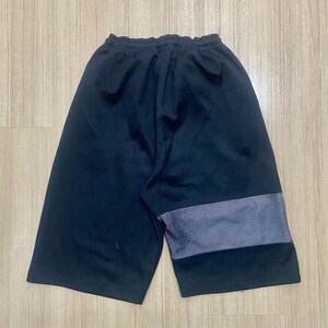 Puede incluir: Pantalones cortos deportivos negros con cintura con cord&oacute;n. Los pantalones cortos tienen un panel de malla en la parte inferior de la pierna. Los pantalones cortos est&aacute;n hechos de un material suave y c&oacute;modo.