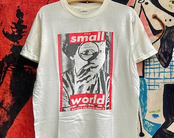 Vintage Barbara Kruger "Its a small World" 1995 Kunstwerk Fotofolio Pop Art T Shirt / Moderne Kunst / Popkultur / Vintage Kunst T-Shirt Size L