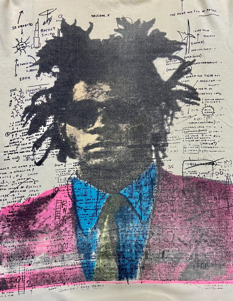 K&ouml;nnte beinhalten: Ein Schwarzwei&szlig;portr&auml;t von Malcolm X vor einem rosafarbenen und blauen Hintergrund mit Mustern. Der Hintergrund enth&auml;lt handschriftlichen Text und Zeichnungen.