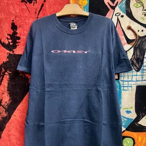 Vintage 90s Oakley Outdoor Streetwear Spell Out Logo Fashion T Shirt / Street Fashion Outdoor Wear / Vintage Streetwear T Shirt Size L