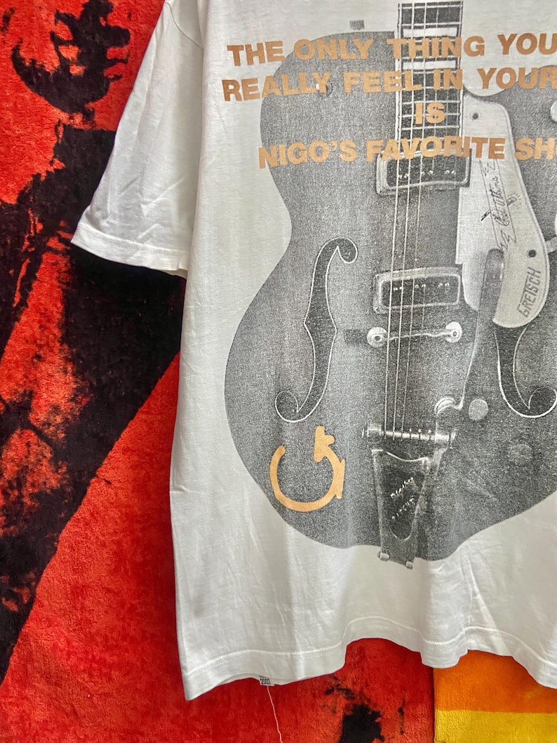 Puede incluir: Una taza de cer&aacute;mica blanca con asa negra y el texto "But First, Coffee" en estilo manuscrito. La taza puede contener aproximadamente 325-440 ml de l&iacute;quido.