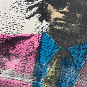 K&ouml;nnte beinhalten: Ein Schwarzwei&szlig;portr&auml;t einer Person vor einem bunten abstrakten Hintergrund. Der Hintergrund enth&auml;lt rosa, blaue und gelbe Farbschleier. Das Bild enth&auml;lt Text, der "EGO", "UNINHABITED", "ALEX VI VENUS", "BORGIA", "YVES", "SALE OF", "THE MINUT", "SHAMON", "FRAM", "JUNE 1520", "SUMMER", "NOT WATER", "ANVELITA", "JOHN", "JULIA", "AVILA", "NOODY", "MATIIDAE", "JOSIE", "BEN", "JOJOSILY", "GERARD", "JOSEY", "SA", "HOZOL", "LAID", "RISING", "VENUES", "QUALITY", "POLKA", "PRICE", "DOWN", "SHUTDOWN", "SMELLS", "ALSO", "12 JUL", "ME", "TEARS", "PET", "TRY", "REAL", "GRAY", "S", "DENNY", "BE", "AN", "W", "6", "K", "O", "N", "R", "Y", "T", "F", "MY", "MAS", "RUMER", "DAY", "WITH", "SKOTHINE", "STATE", "ROMF", "VENUES", "QUALITY", "POLKA", "PRICE" lautet.