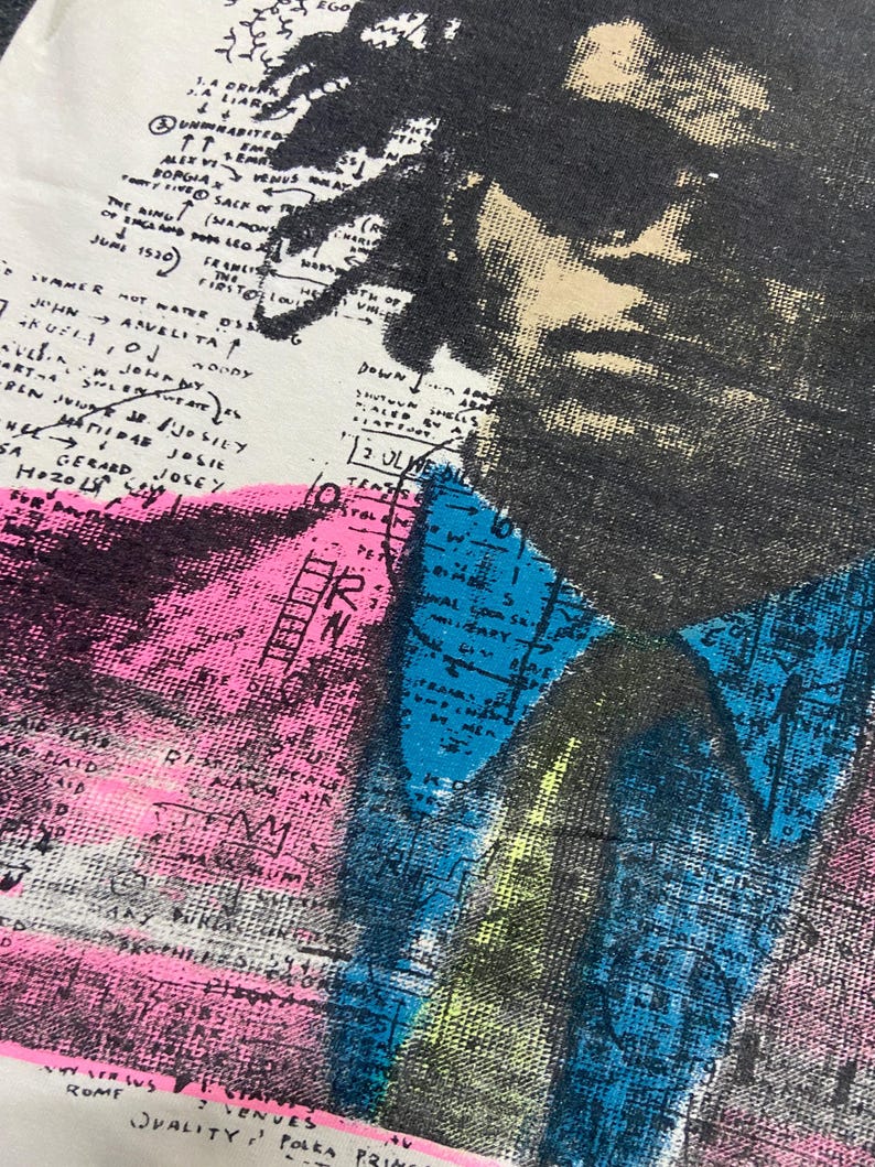 K&ouml;nnte beinhalten: Ein Schwarzwei&szlig;portr&auml;t einer Person vor einem bunten abstrakten Hintergrund. Der Hintergrund enth&auml;lt rosa, blaue und gelbe Farbschleier. Das Bild enth&auml;lt Text, der "EGO", "UNINHABITED", "ALEX VI VENUS", "BORGIA", "YVES", "SALE OF", "THE MINUT", "SHAMON", "FRAM", "JUNE 1520", "SUMMER", "NOT WATER", "ANVELITA", "JOHN", "JULIA", "AVILA", "NOODY", "MATIIDAE", "JOSIE", "BEN", "JOJOSILY", "GERARD", "JOSEY", "SA", "HOZOL", "LAID", "RISING", "VENUES", "QUALITY", "POLKA", "PRICE", "DOWN", "SHUTDOWN", "SMELLS", "ALSO", "12 JUL", "ME", "TEARS", "PET", "TRY", "REAL", "GRAY", "S", "DENNY", "BE", "AN", "W", "6", "K", "O", "N", "R", "Y", "T", "F", "MY", "MAS", "RUMER", "DAY", "WITH", "SKOTHINE", "STATE", "ROMF", "VENUES", "QUALITY", "POLKA", "PRICE" lautet.