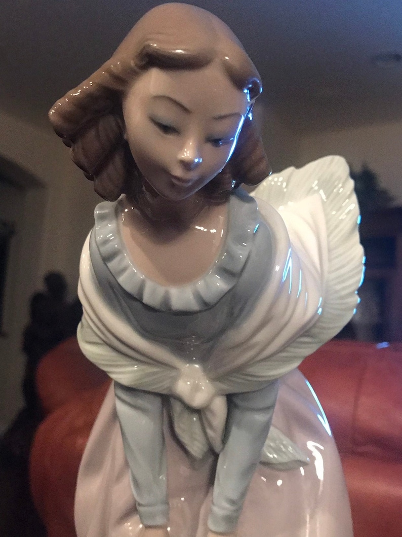 Lladro Figurine Girl Bending #5061