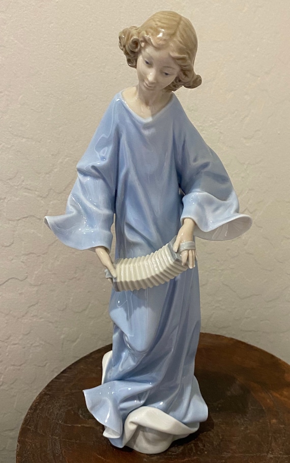 置物 Lladro Angel With Accordion Amazon.com: LLADRÓ Angel with Flute Figurine. Porcelain Angel