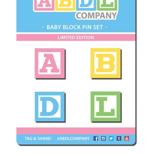 Puede incluir: Un conjunto de cuatro pines de bloques de bebé con las letras A, B, D y L. Los pines están en un esquema de color rosa, amarillo, azul y verde. El empaque presenta el texto "The ABDL Company" y "Baby Block Pin Set. Limited Edition".