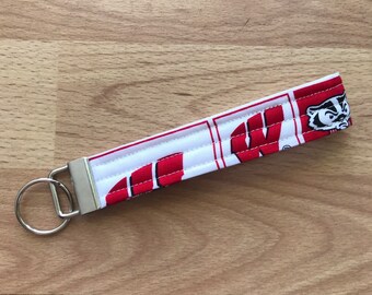 Portachiavi da polso con ciondolo a forma di badge dell'Università del Wisconsin Madison Badgers