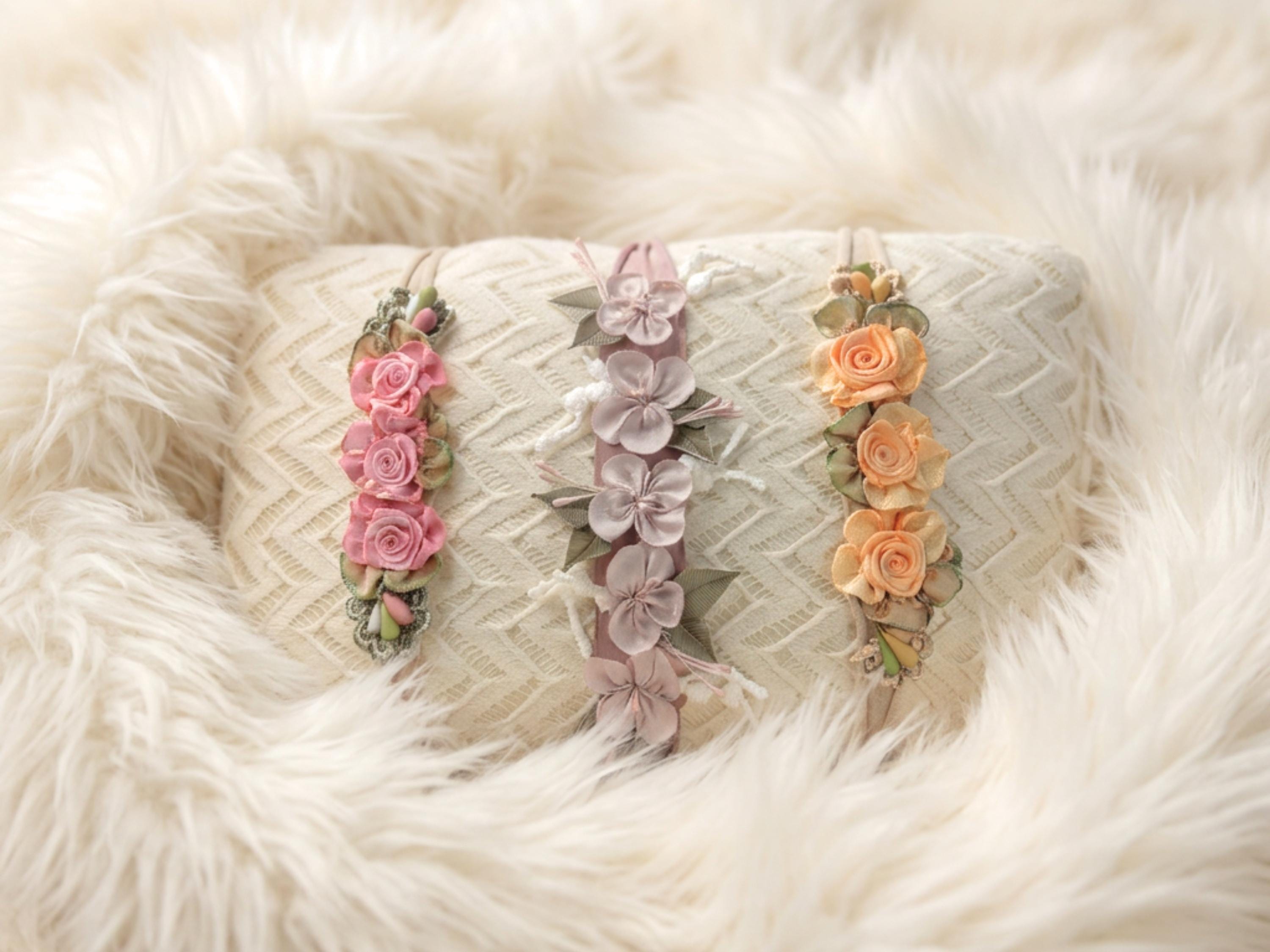 Headband for newborn photos, beige, pink, and white. Handmade. Lorah model.