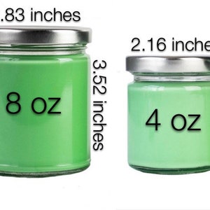 Op de afbeelding: Twee groene glazen kaarsenpotten met zilveren deksels. De grotere pot is 8 oz en meet 2,83 inch in diameter en 3,52 inch in hoogte. De kleinere pot is 4 oz en meet 2,16 inch in diameter en 2,75 inch in hoogte.