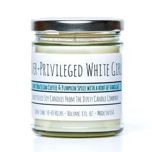Puede incluir: Una vela de vidrio en un frasco con tapa plateada. La etiqueta dice "Over-Privileged White Girl" y "Scent: Brazilian Coffee & Pumpkin Spice with a hint of Vanilla". La etiqueta tambi&eacute;n dice "Hand Poured Soy Candles from The Dirty Candle Company" y "Burn Time: 50-60 Hours - Volume: 8 fl. oz. - Made in USA".