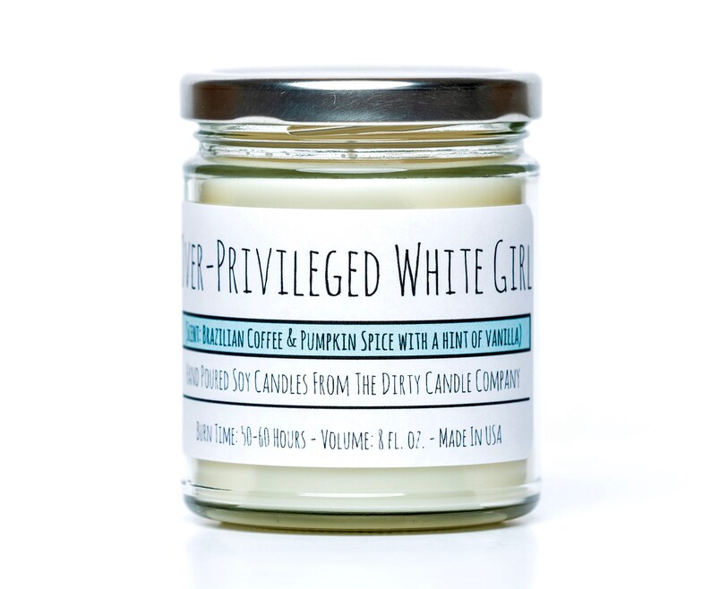 Puede incluir: Una vela de vidrio en un frasco con tapa plateada. La etiqueta dice "Over-Privileged White Girl" y "Scent: Brazilian Coffee & Pumpkin Spice with a hint of Vanilla". La etiqueta tambi&eacute;n dice "Hand Poured Soy Candles from The Dirty Candle Company" y "Burn Time: 50-60 Hours - Volume: 8 fl. oz. - Made in USA".