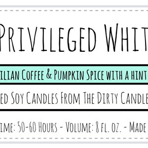 Puede incluir: Una etiqueta blanca con texto negro que dice "OVER-PRIVILEGED WHITE GIRL" y "HAND POURED SOY CANDLES FROM THE DIRTY CANDLE COMPANY". La etiqueta tambi&eacute;n incluye una barra azul claro con el texto "(SCENT: BRAZILIAN COFFEE & PUMPKIN SPICE WITH A HINT OF VANILLA)" y el texto "BURN TIME: 50-60 HOURS - VOLUME: 8 FL. OZ. - MADE IN USA".