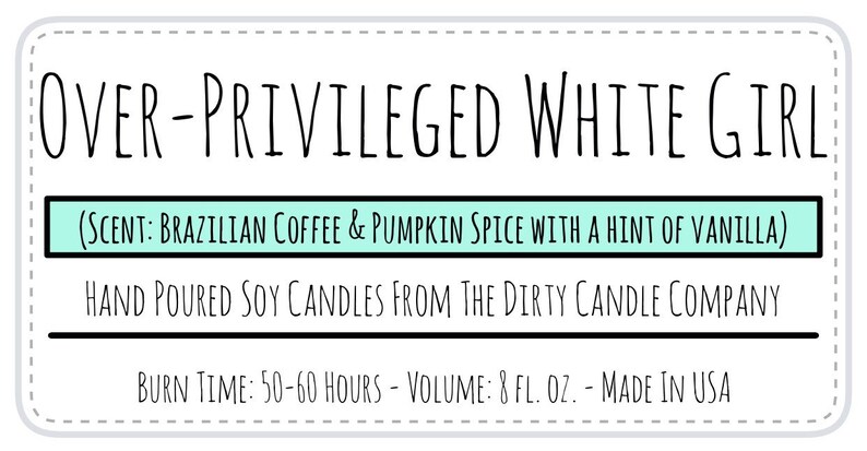 Puede incluir: Una etiqueta blanca con texto negro que dice "OVER-PRIVILEGED WHITE GIRL" y "HAND POURED SOY CANDLES FROM THE DIRTY CANDLE COMPANY". La etiqueta tambi&eacute;n incluye una barra azul claro con el texto "(SCENT: BRAZILIAN COFFEE & PUMPKIN SPICE WITH A HINT OF VANILLA)" y el texto "BURN TIME: 50-60 HOURS - VOLUME: 8 FL. OZ. - MADE IN USA".