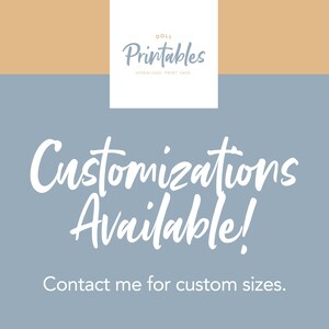 Op de afbeelding: Een blauwe en witte afbeelding met de tekst "Doll Printables" en "Aanpassingen mogelijk!" Neem contact met mij op voor aangepaste maten.