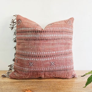 手刺繍リネン枕カバー：ボヘミアン風ラストブラウンのクッション
