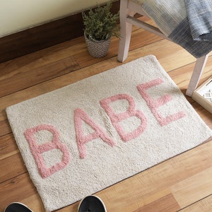 Pink & White Tufted Cotton Bath Mat: &#39;BABE&#39; Bathroom Rug