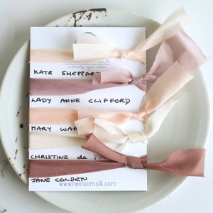 Handgemaakte zijden lint roze crème kleuren voorbeeldkaart, natuurlijk geverfd habotai, voor bruiloftsdecor, bruidsboeketten, styling, taarten, briefpapier