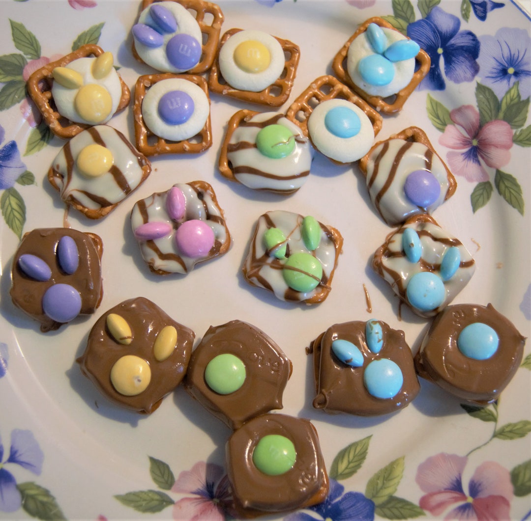 Bag of 12 Easter Mini Pretzel Chocolate Dipped Pretzels Festive