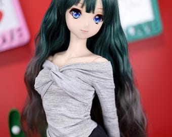 Puede incluir: Una muñeca con pelo largo y ondulado color verde azulado y ojos azules. La muñeca lleva un top gris con hombros descubiertos y una falda plisada negra. El fondo es rojo con dispositivos electrónicos borrosos. La muñeca es un objeto de colección.