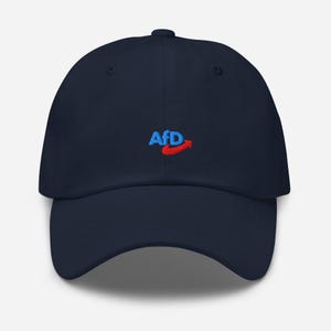 Könnte beinhalten: Eine marineblaue Baseballkappe mit einem gestickten Logo in Rot und Blau. Das Logo lautet "AFD" mit einem roten Pfeil, der nach rechts zeigt.