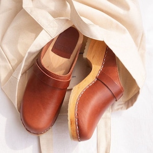 Classic Brown Clogs, Swedish Clogs for Women, Sabot Clogs, Low Heel Wooden Mules, Handmade Shoes, Leather Clog, Maguba Berkeley Copper Brown