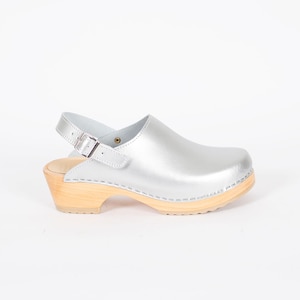 Srebrne skórzane chodaki z paskiem na piętę: ręcznie robione szwedzkie muły