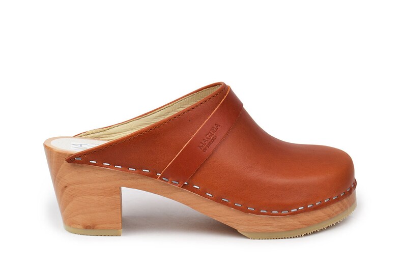womens brown leather clogs