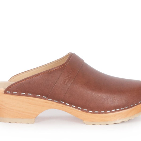 Vegan clogs in Brown, Swedish vegan clogs for women, Low heel vegan shoes,  Maguba Berkeley Vegan Brown