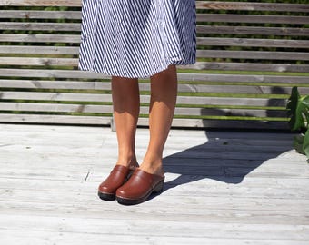 Zuecos de cuero marrón hechos a mano: mulas suecas de madera, tacón bajo