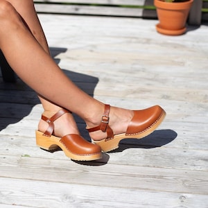 Brown Clog Sandals, Wooden Low Heel Sandals, Cognac Brown Mules, Closed Toe Wooden Sandals, Swedish Clogs for Women, Maguba Monterey Cognac