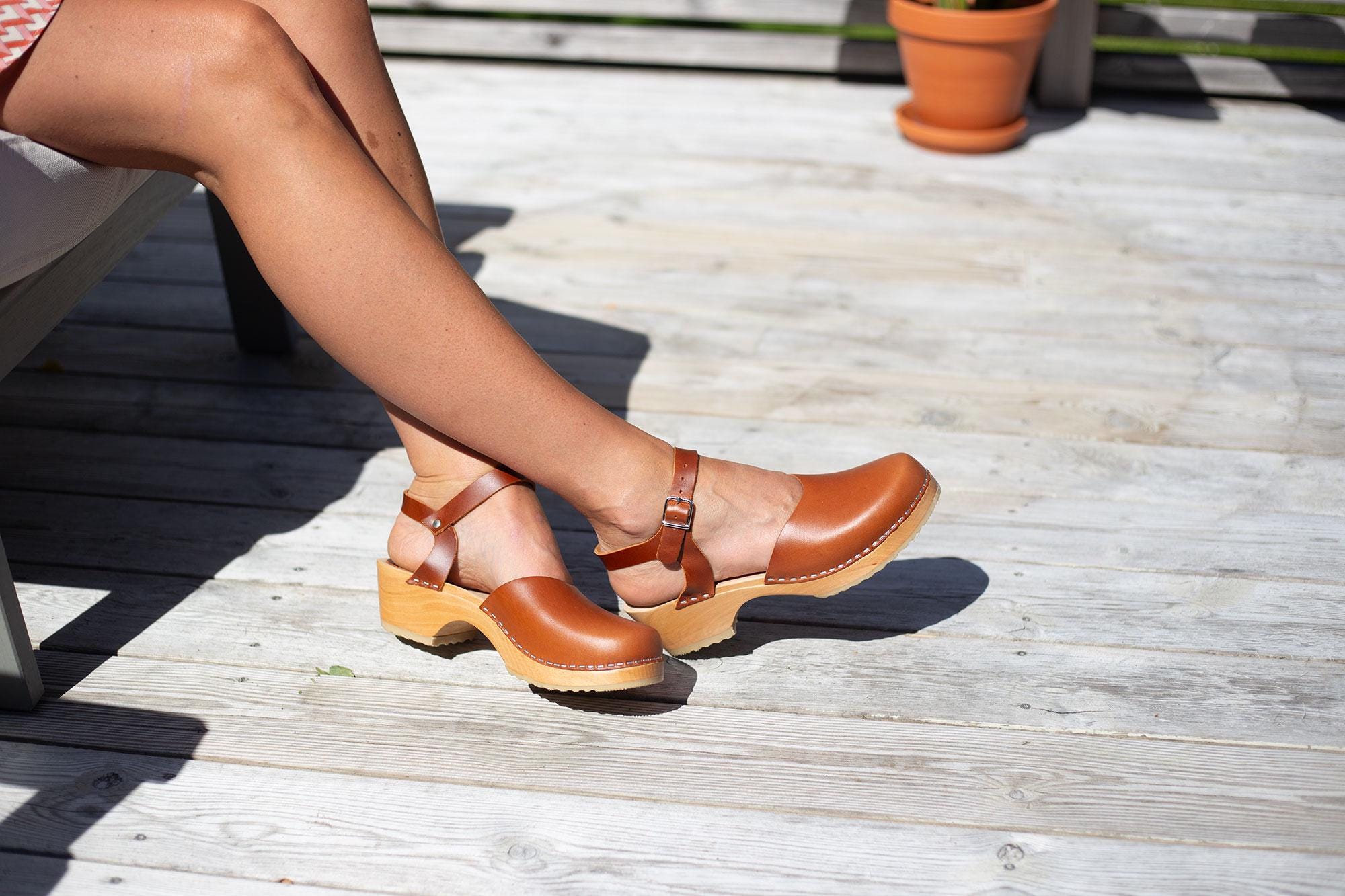 Brown Clog Sandals, Wooden Low Heel Sandals, Cognac Brown Mules, Closed Toe Wooden Sandals, Swedish Clogs for Women, Maguba Monterey Cognac