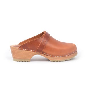 Zoccoli in pelle color cognac fatti a mano: muli in legno in stile svedese