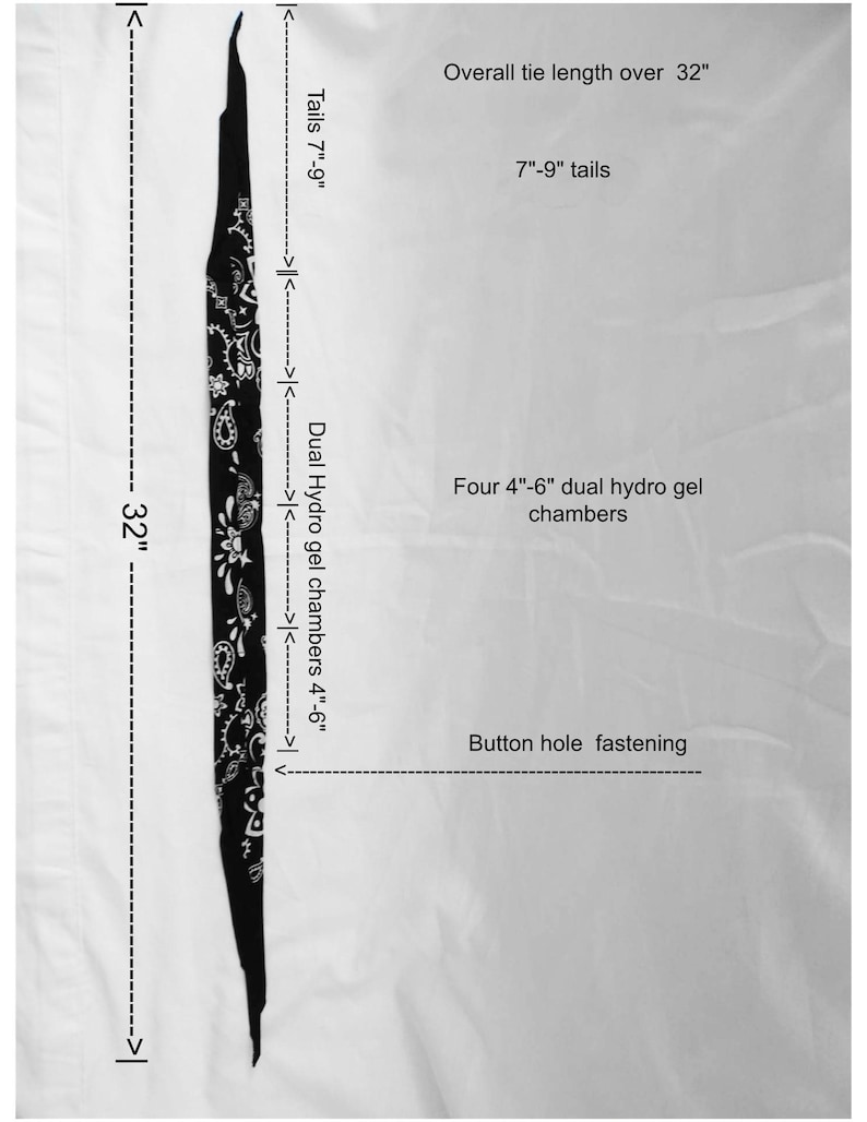 Puede incluir: Una corbata negra y blanca con estampado de cachemira, de m&aacute;s de 81 cm de largo, con colas de 18-23 cm. Cuenta con cuatro c&aacute;maras de doble gel hidro de 10-15 cm y un ojal.