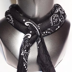 Schwarze kühlende Wraps aus reinen Bandanas mit 8 Hydro-Gel-Kammern für Damen und Herren.