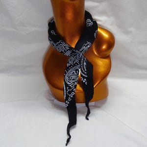 Schwarzer kühlender Schal aus reinen Bandanas mit 8 Hydro-Gel-Kammern für Männer und Frauen.