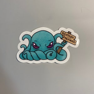 Peut inclure: Une pieuvre de dessin animé bleue avec des yeux violets tenant une pancarte en bois qui dit "Inspired Polymers".