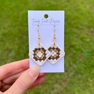 Braune Oma Quadratische Tonohrringe, Häkelgeschenk, Polymer Clay Ohrringe, Geschenk für Frauen, Beste Freundin Geschenk