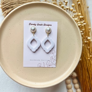 Creme Clay Ohrringe mit Perle Bolzen, Polymer Clay Ohrringe