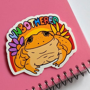 Autocollant en vinyle grenouille insouciante, option étanche, autocollant grenouille mignonne, autocollant grenouille réaliste, autocollant d'affirmation, cadeau pour les amoureux de la grenouille