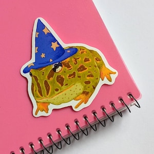 Autocollant en vinyle grenouille sorcier, autocollant imperméable, autocollant grenouille d'Halloween, autocollant grenouille réaliste, cadeau pour amateur de grenouille, autocollant grenouille magicien
