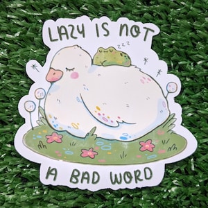 Adesivo in vinile Lazy Duck / "Pigro non è una brutta parola" / Adesivo impermeabile, Adesivo carino con anatra, Adesivi con rana, Adesivo Cottagecore, Arte originale