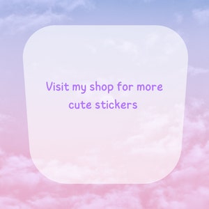 Peut inclure: Un rectangle blanc arrondi avec un texte superpos&eacute; en violet qui dit "Visitez ma boutique pour plus d'autocollants mignons" sur un fond de nuages roses et bleus.