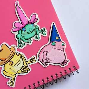 Frogs in Hats Vinyl Sticker Pack de 3 | Option imperméable à l’eau | Autocollants de grenouille mignons pour ordinateur portable, voiture, bouteille d’eau ou journal | Cadeau grenouille
